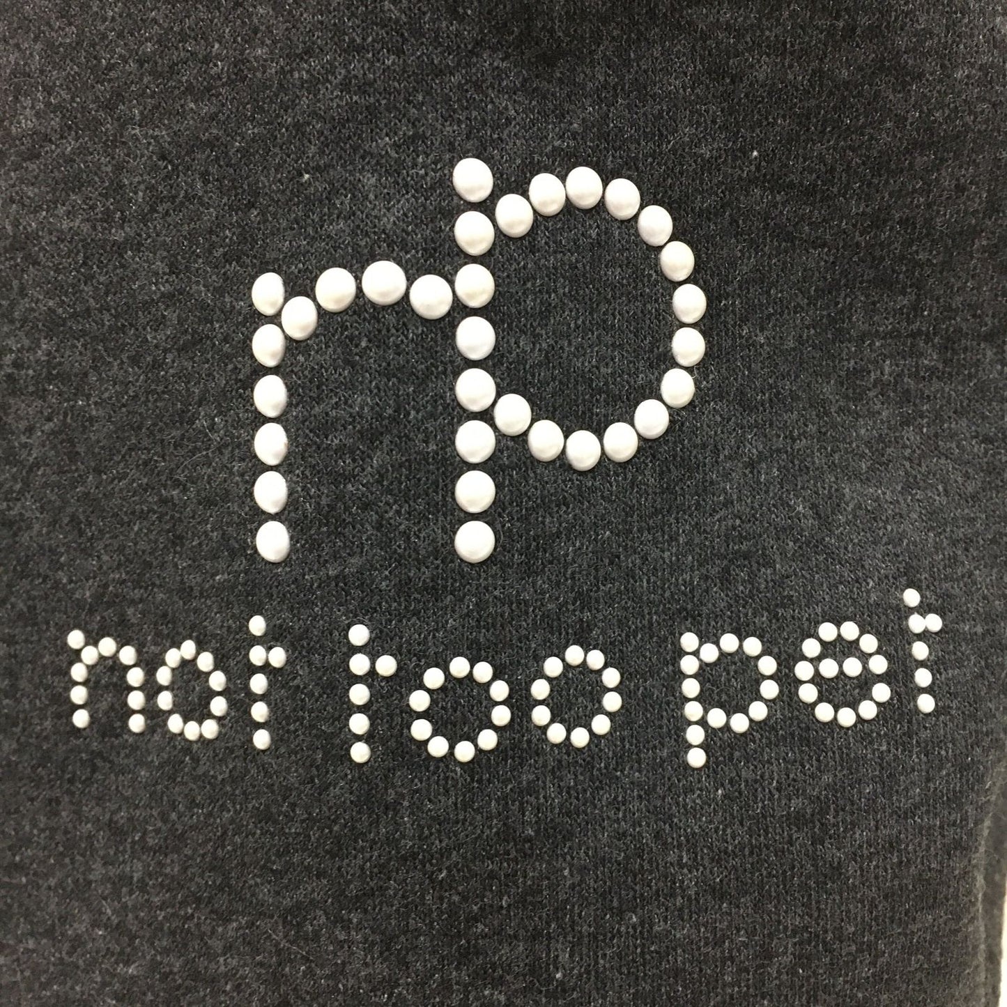 felpa-grigia-nera-con-perle-cappuccio